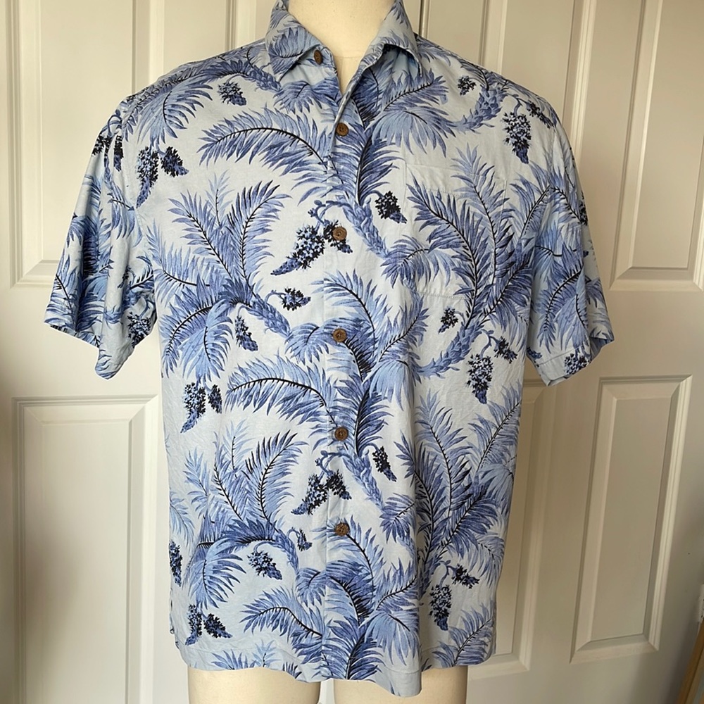 TOMMY BAHAMA “HERITAGE TORTOLA SILK” camp shirt. Size L. Blue hues. VG-EUC.